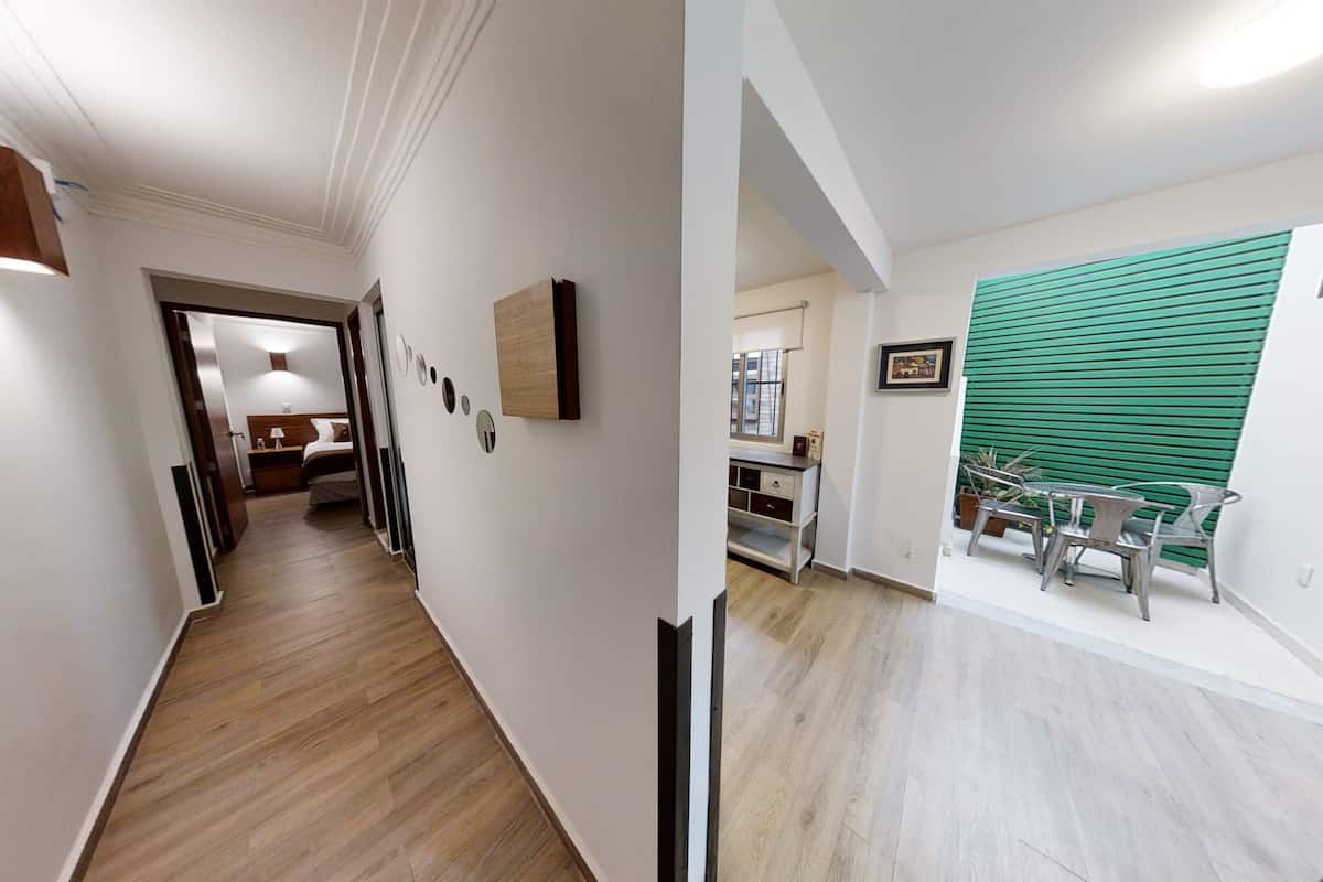 Escritorio, cortinas blackout y tabla de planchar con plancha 