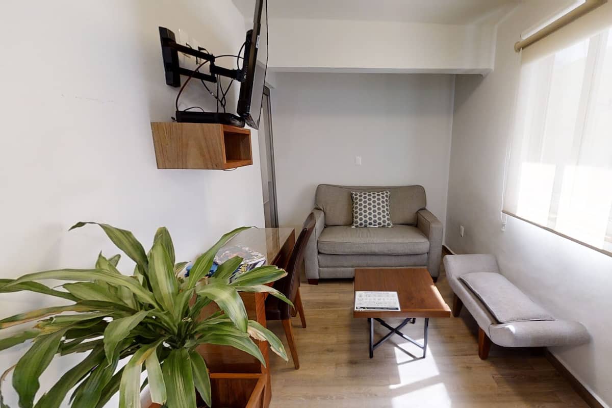 Escritorio, cortinas blackout y tabla de planchar con plancha 