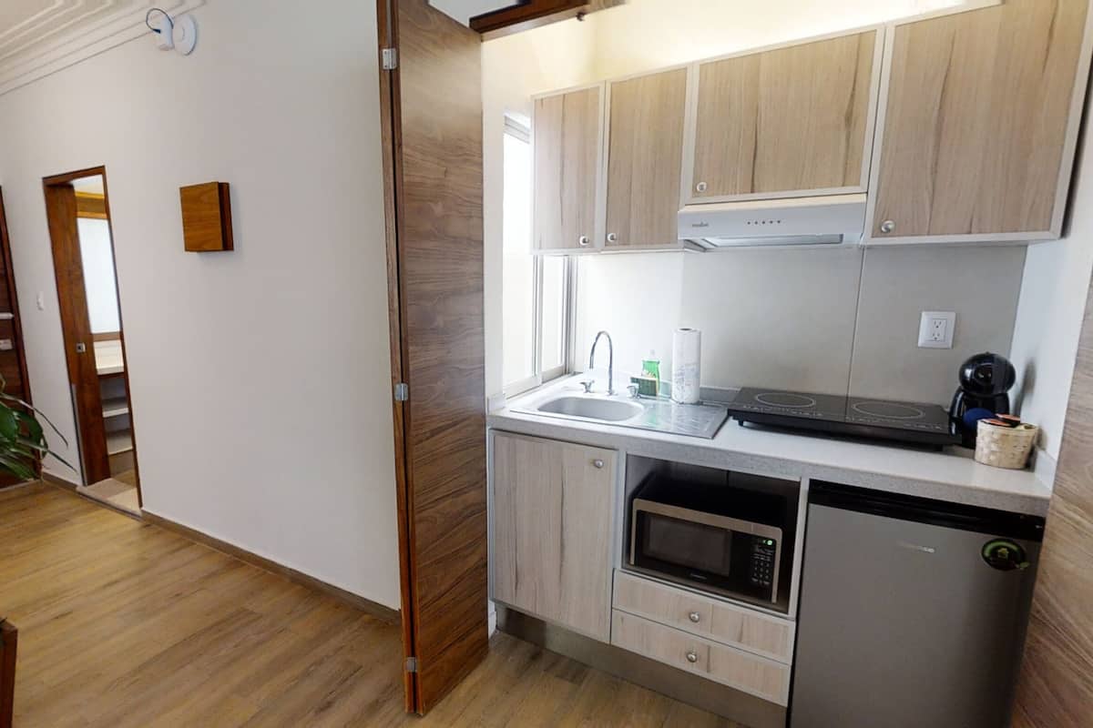Escritorio, cortinas blackout y tabla de planchar con plancha 