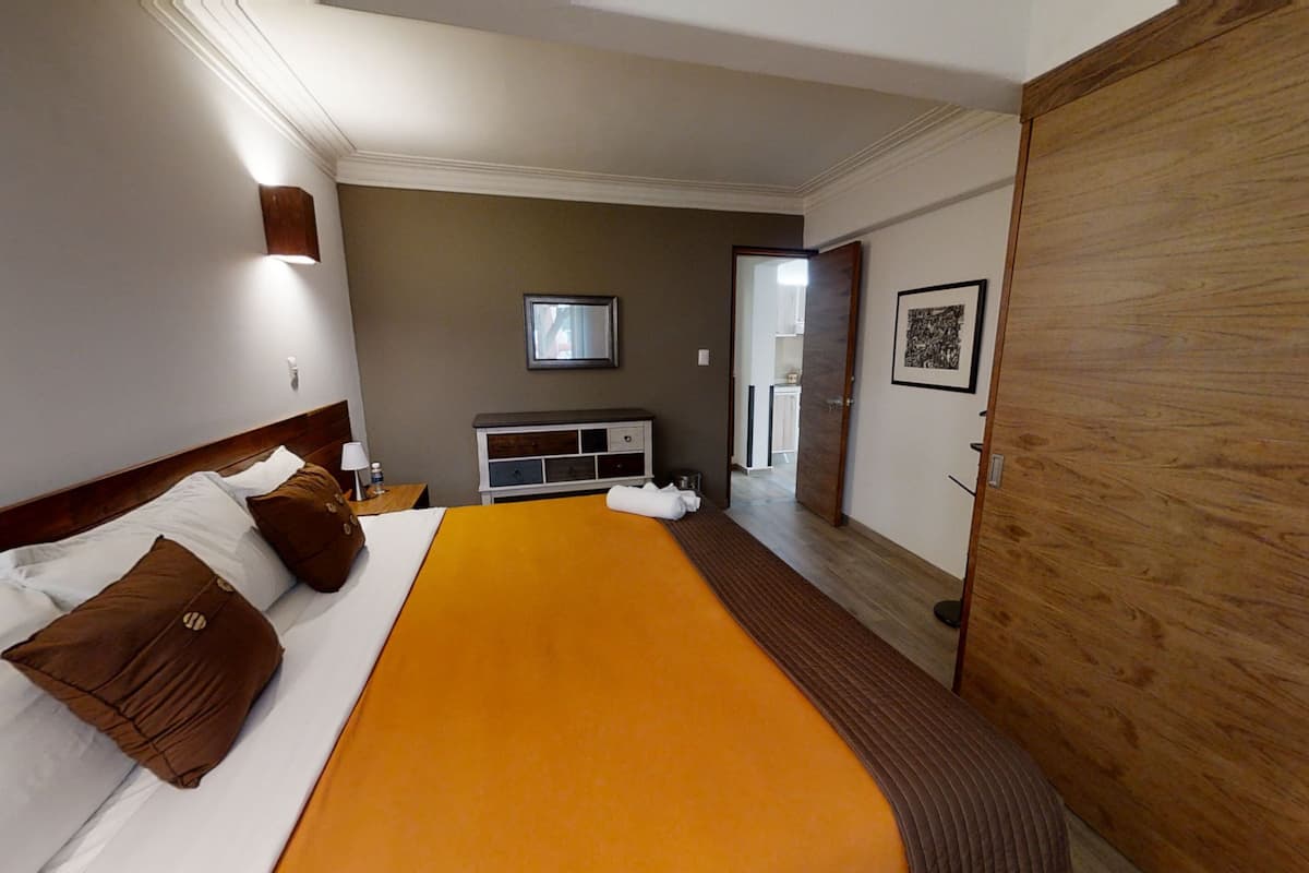 Escritorio, cortinas blackout y tabla de planchar con plancha 