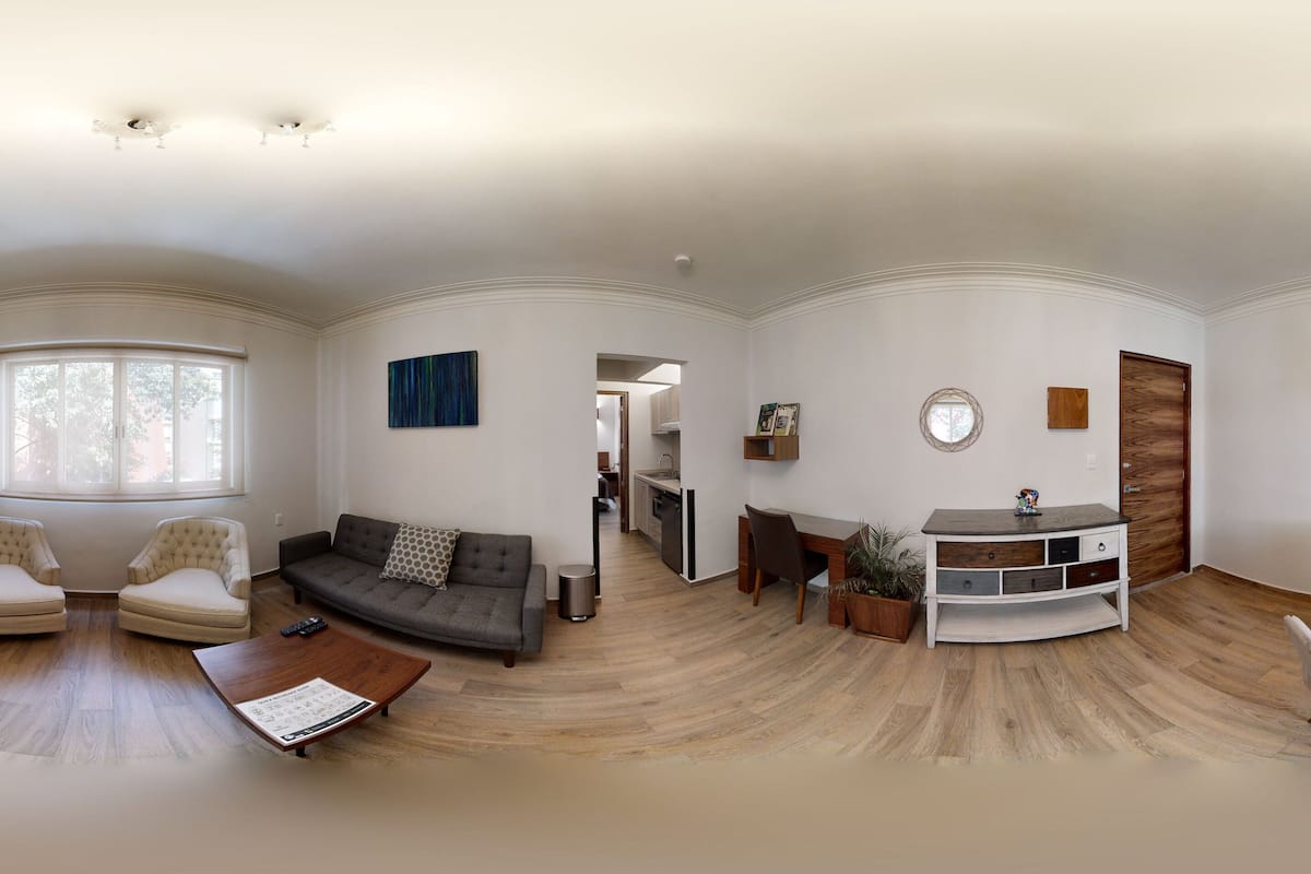 Departamento empresarial | Área de sala de estar | Smart TV de 30 pulgadas con canales por cable y televisión