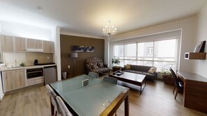 Business-Apartment | Wohnbereich | 30-Zoll-Smart-TV mit Kabelempfang, Fernseher