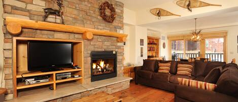 Televisie, een open haard en een dvd-speler