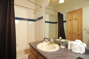 Secadora de cabello, toallas, jabón, papel de baño 