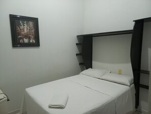 Quarto casal ou duplo básico | Wi-Fi de cortesia, roupa de cama