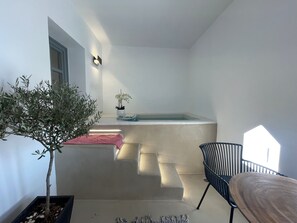 Deluxe Suite with Indoor Jacuzzi | Premium bedding, pillowtop beds, minibar, in-room safe - Imera Vista Suites (Santorini)