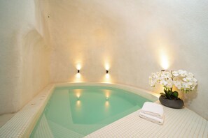 Executive Suite with indoor heated plunge pool | 高档床上用品、加厚床垫、迷你吧、客房内保险箱