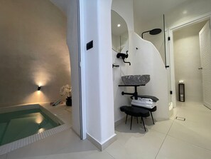 Executive Suite with indoor heated plunge pool | Baño | Ducha, artículos de higiene personal ecológicos y secador de pelo