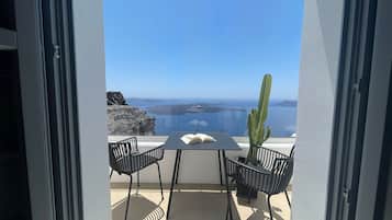Superior Suite with Caldera View | Ropa de cama de alta calidad, camas con pillow-top y minibar