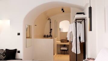 Junior suite with Caldera View | Badkamer | Een douche, milieuvriendelijke toiletartikelen, een haardroger