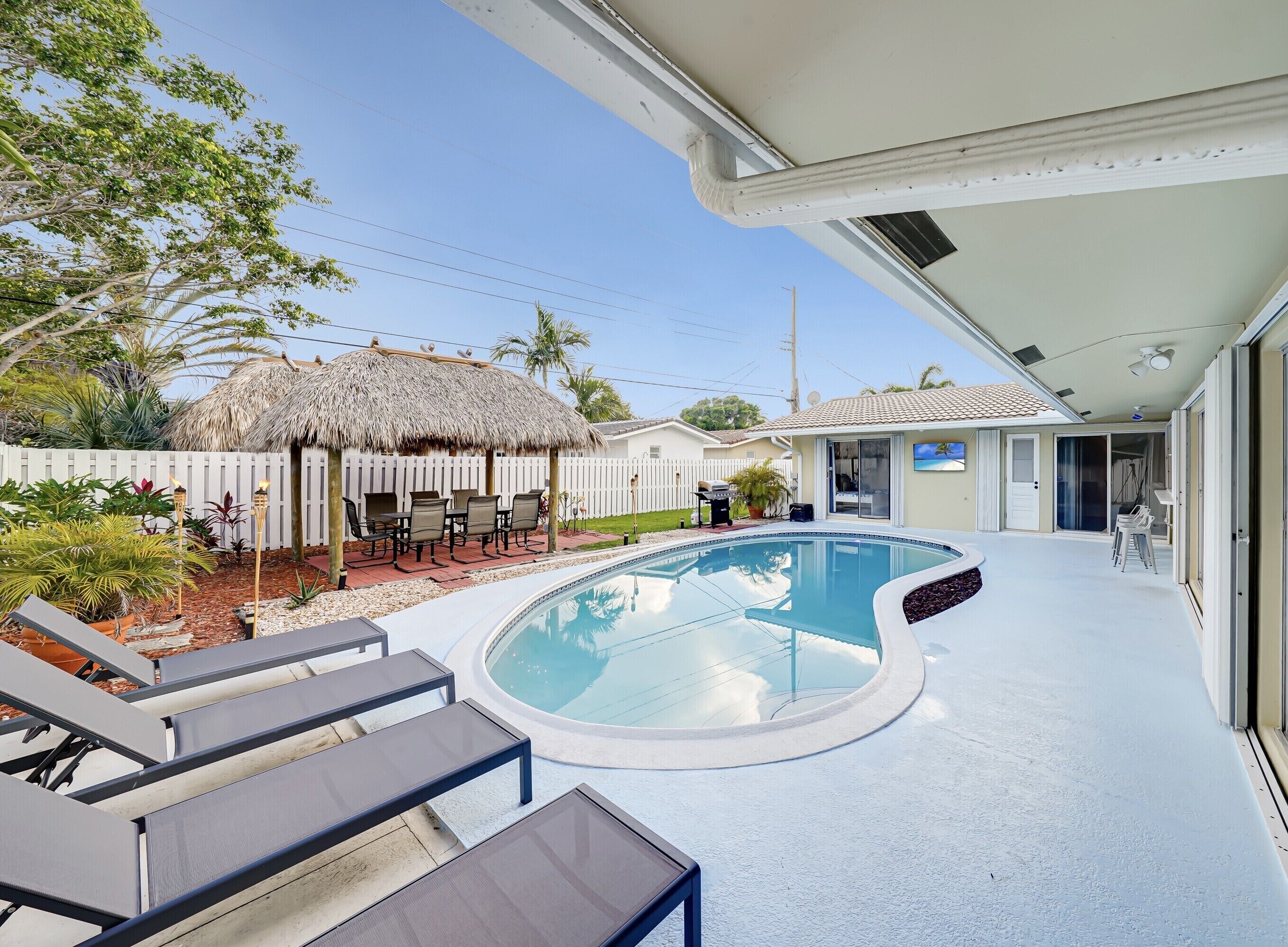 N'Jais Backyard Oasis! Heated Pool, Tiki Hut, & Pool Bar