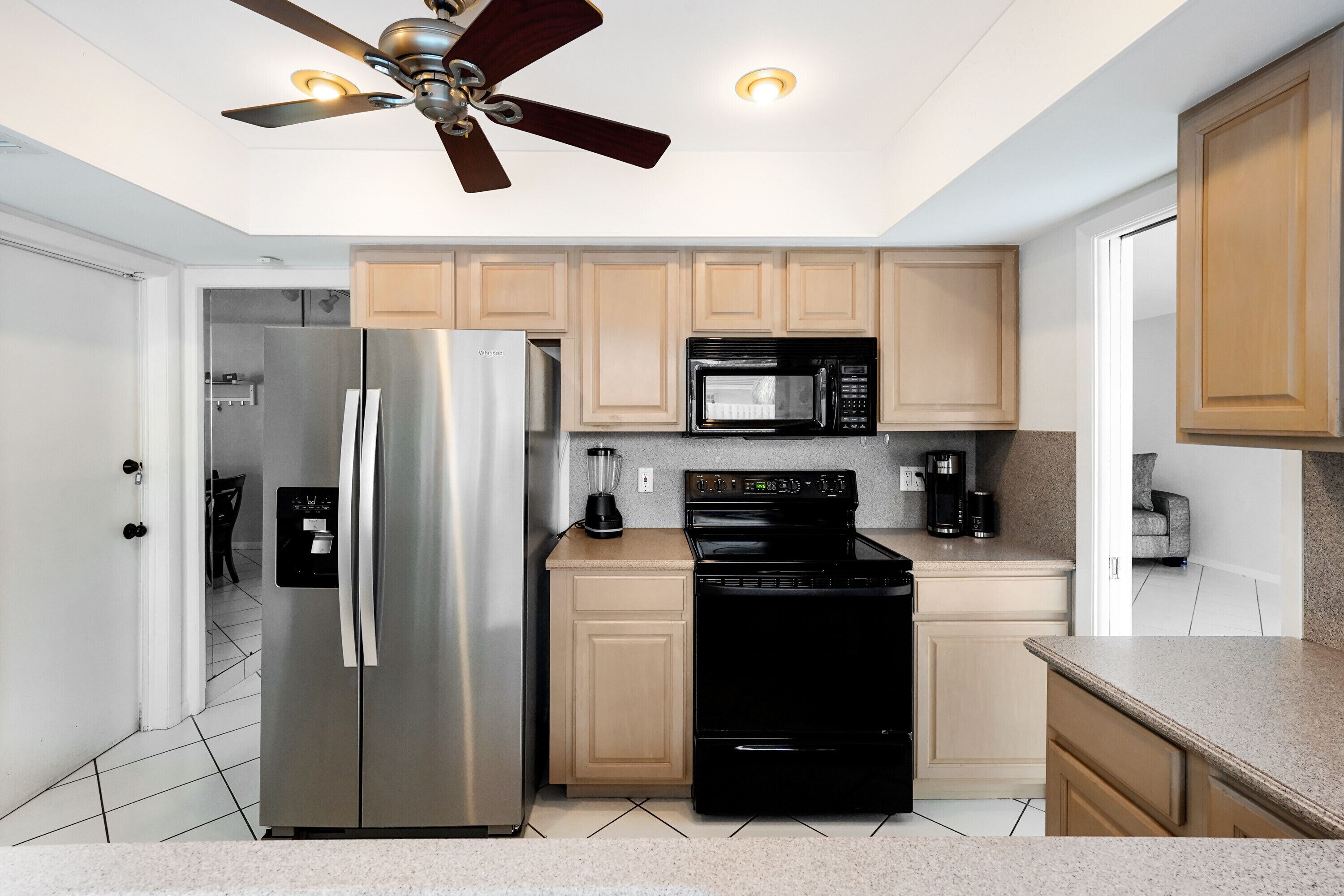 N'Jais Backyard Oasis! Heated Pool, Tiki Hut, & Pool Bar