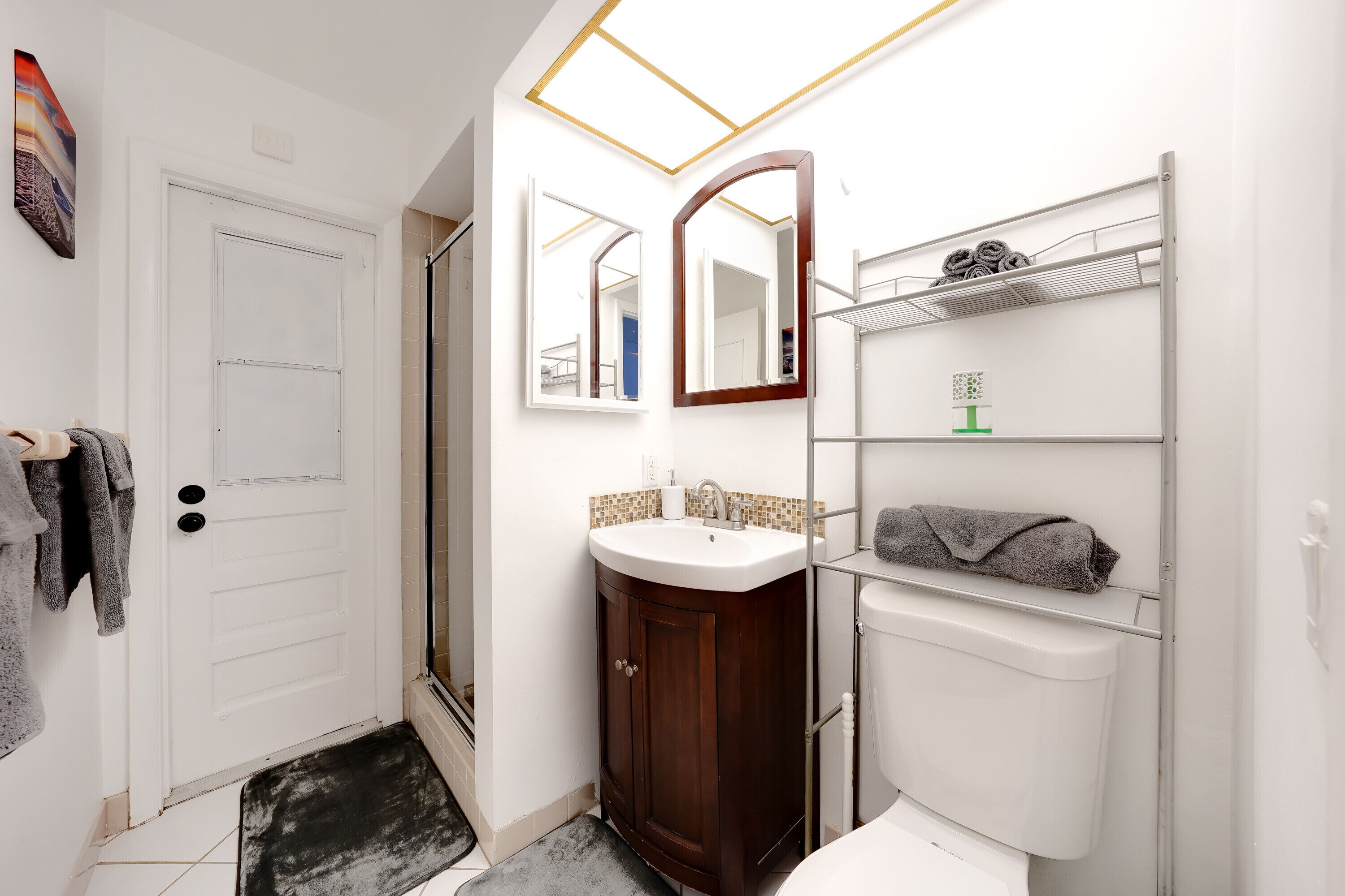 N'Jais Backyard Oasis! Heated Pool, Tiki Hut, & Pool Bar