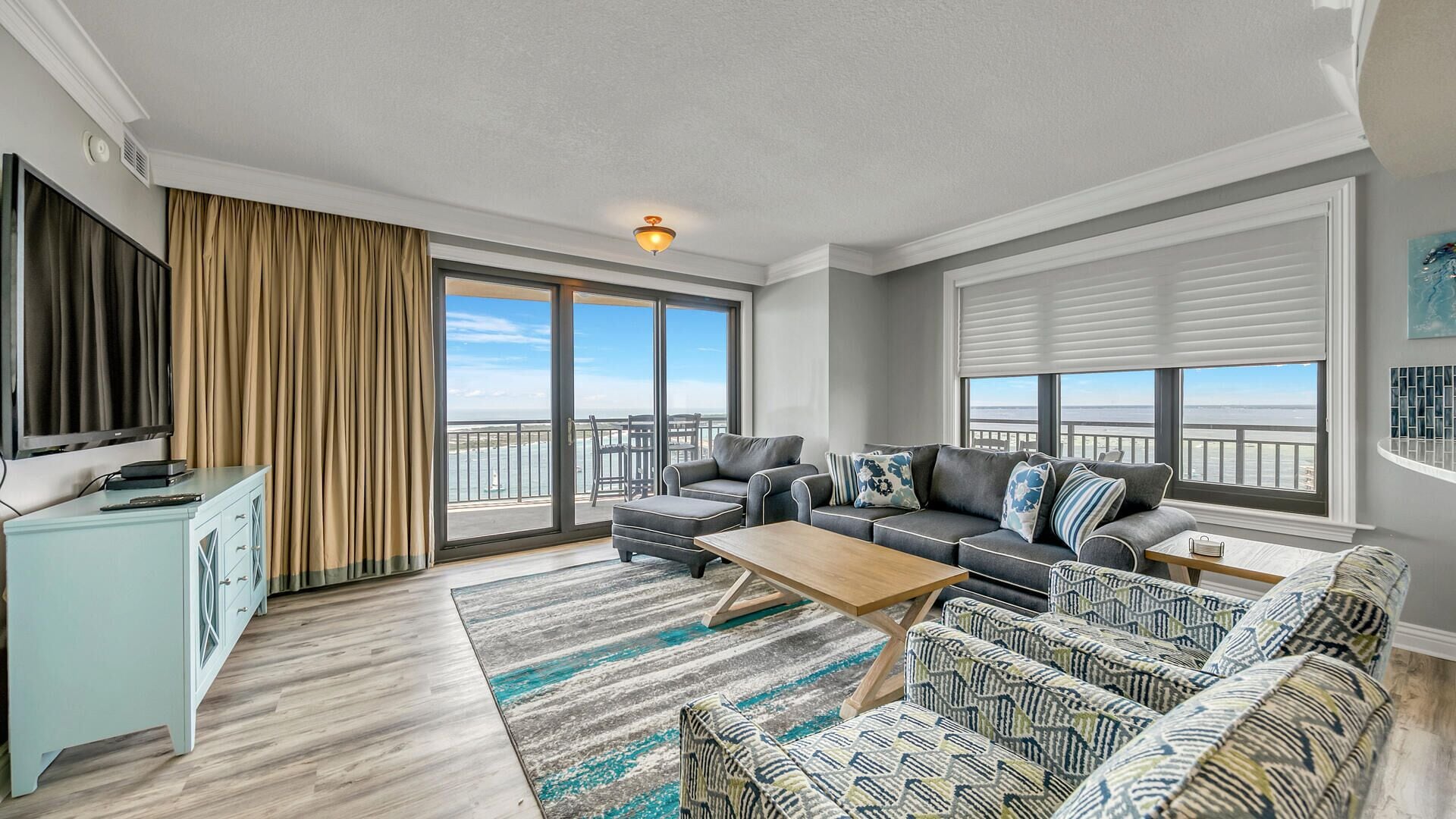 Destin Seas- Stunning 4BR/4bath Condo- Totally Renovated. Sweeping Gulf Views