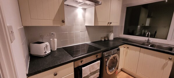 冷蔵庫、電子レンジ、オーブン、コンロ