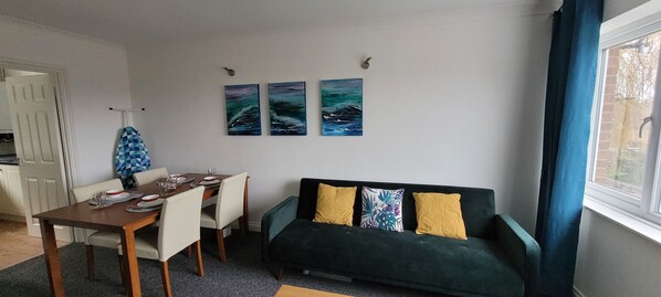 Dining - The Hillside - Cosy 2 Bedroom Apartment King's Norton Birmingham (Birmingham)