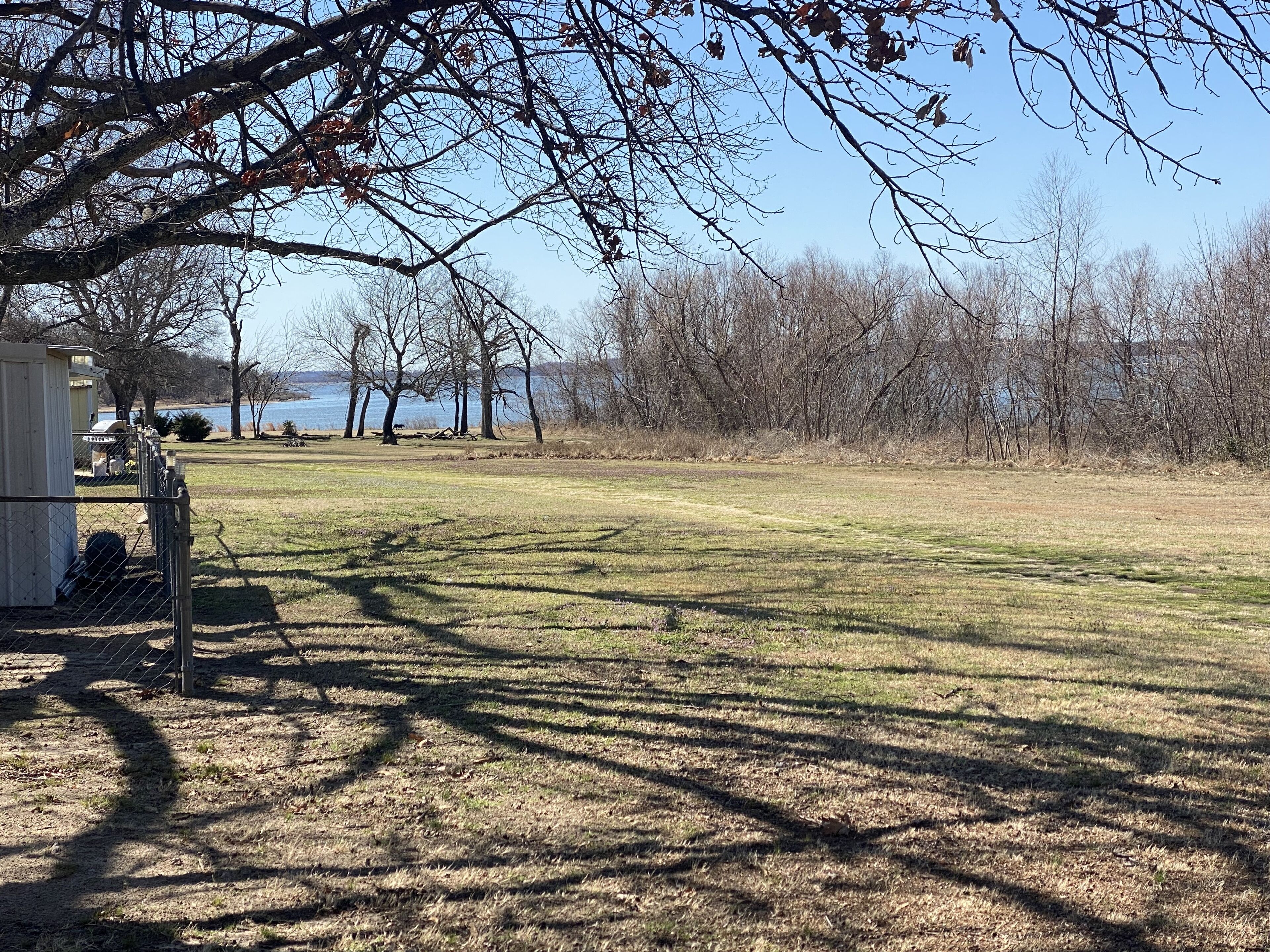 Walking distance to sandy shores and boat ramp