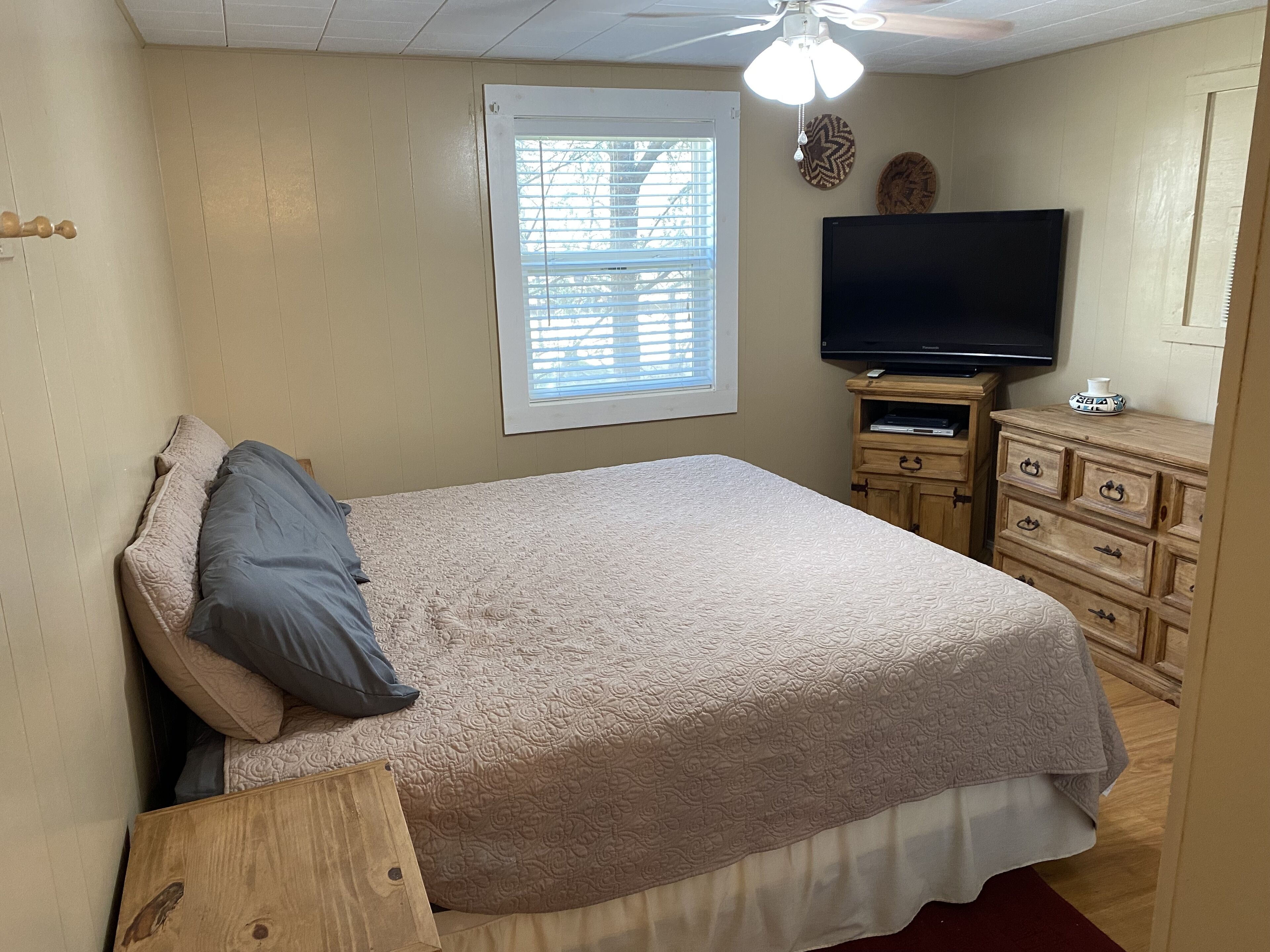 Walking distance to sandy shores and boat ramp