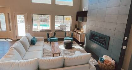 Large family home, pool, pool table, ping pong, great location! National Park
