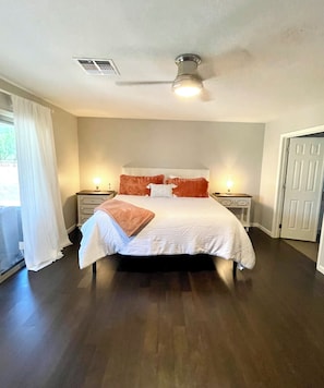 4 habitaciones, escritorio y tabla de planchar con plancha 