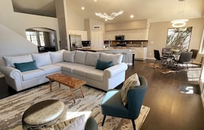 Smart TV, fireplace, video games, ping pong - Large family home, pool, pool table, ping pong, great location! National Park  (Tucson)