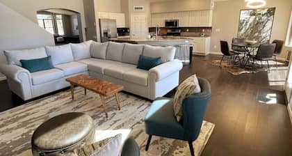 Pristine POOL, spacious home, crisp AC, numerous attractions & activities