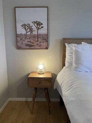 4 soverom, skrivebord, strykejern/-brett og reiseseng for barn