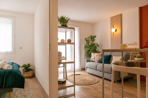 Premium-lejlighed | Opholdsområde | 82-centimeters fladskærms-tv med digitale kanaler, tv