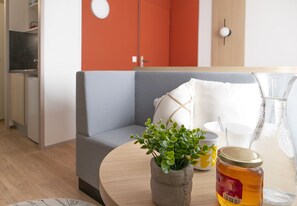 Classic Studio | Individually decorated, desk, laptop workspace, soundproofing - Résidence Sweetly Isatis (Merignac)