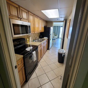 Frigorifero, microonde, forno, piano cottura