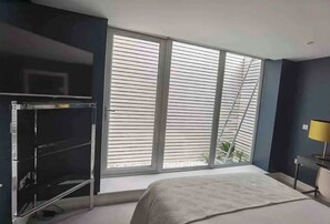 5 bedrooms, desk, iron/ironing board, travel cot