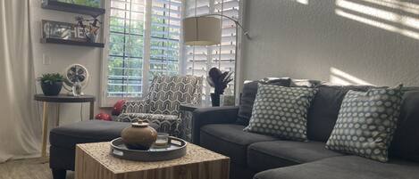 Televisión, chimenea y impresora