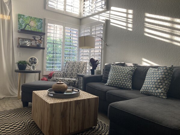 TV, caminetto, stampante