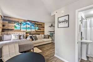 WiFi - Inviting Waikiki Grand Hotel Room-1 Block to Beach (Honolulu)