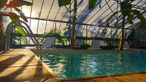 Piscine extérieure, chaises longues