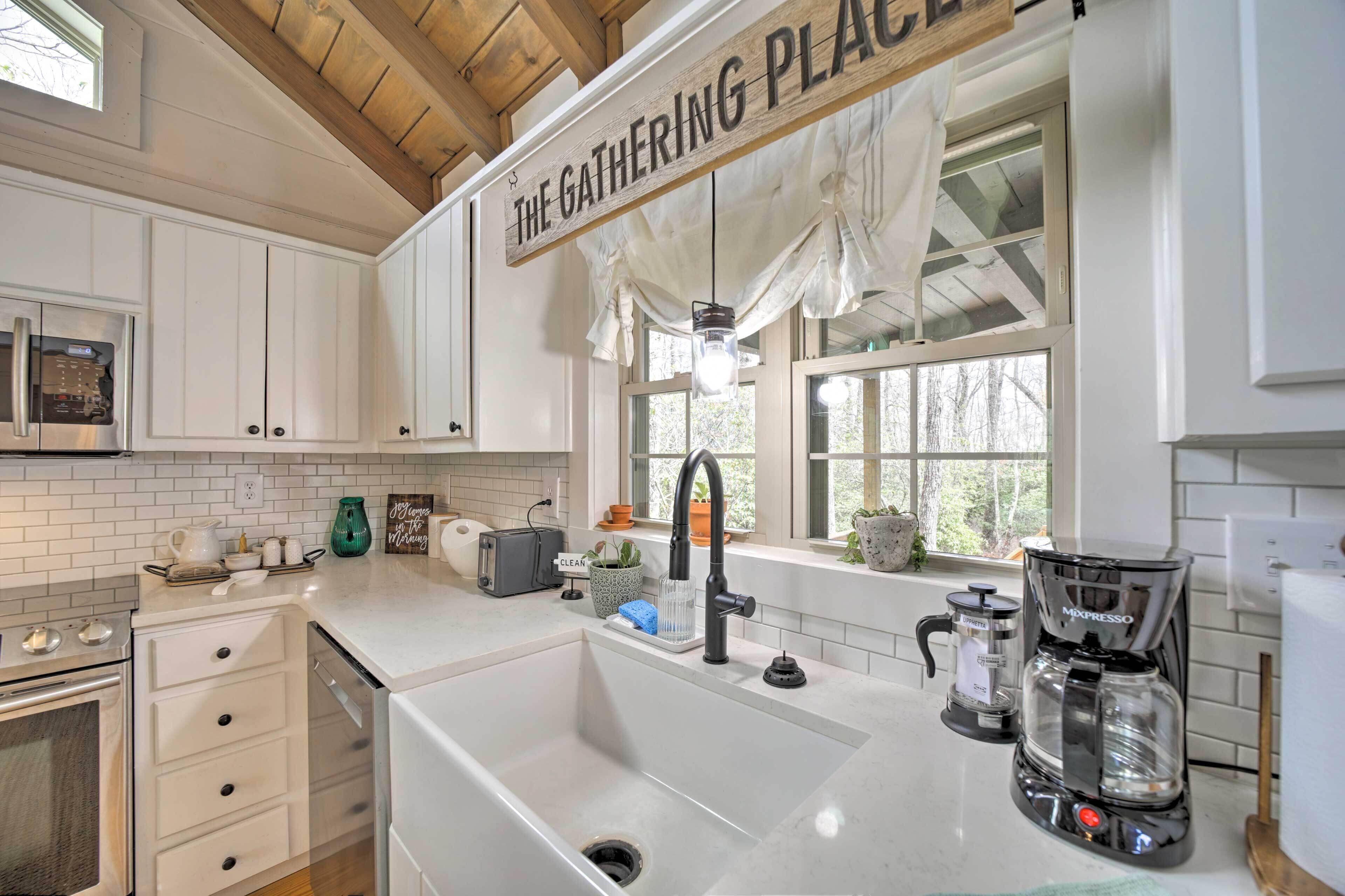 Beautiful Lake Toxaway Escape w/ Deck & Grill