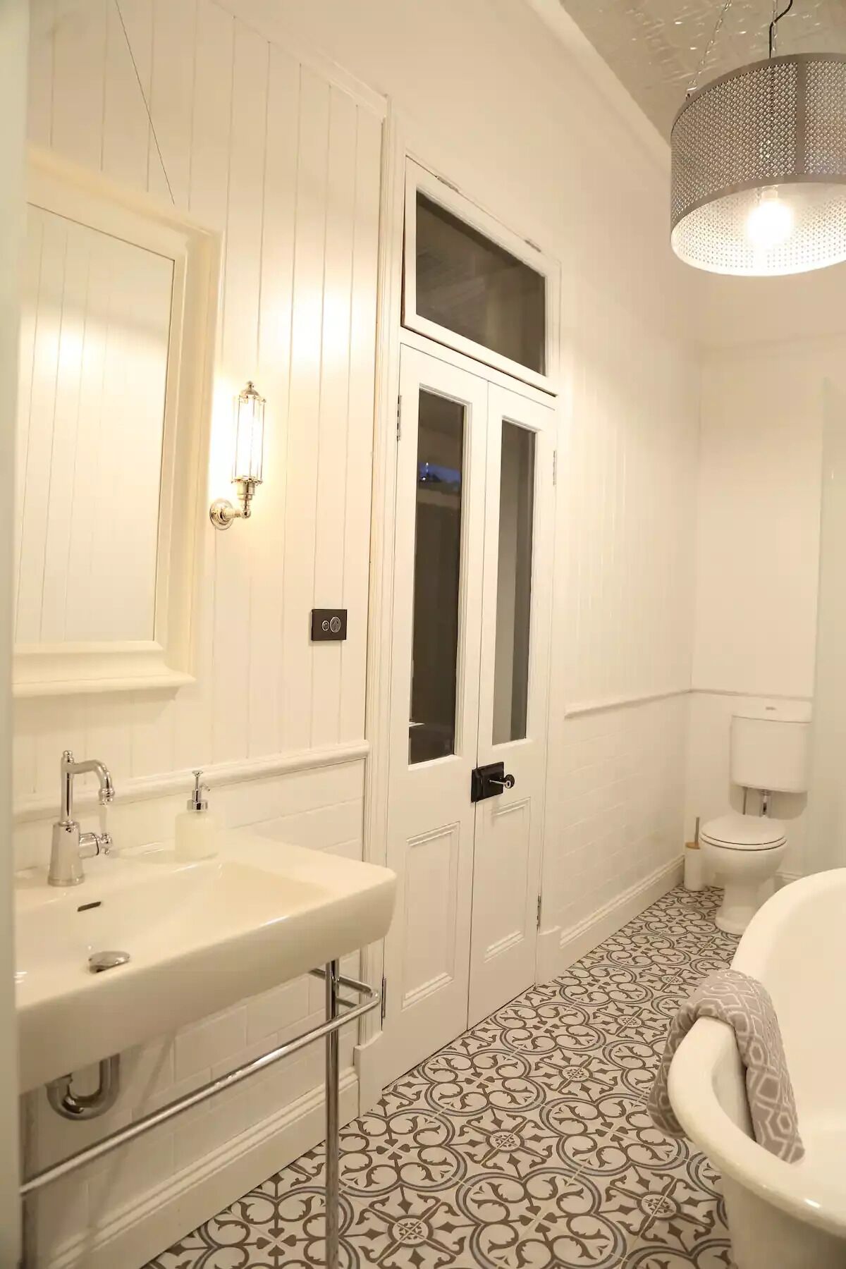 Adelaide 5 Star Luxury Pool Villa Apartment at Hollidge House — image 13