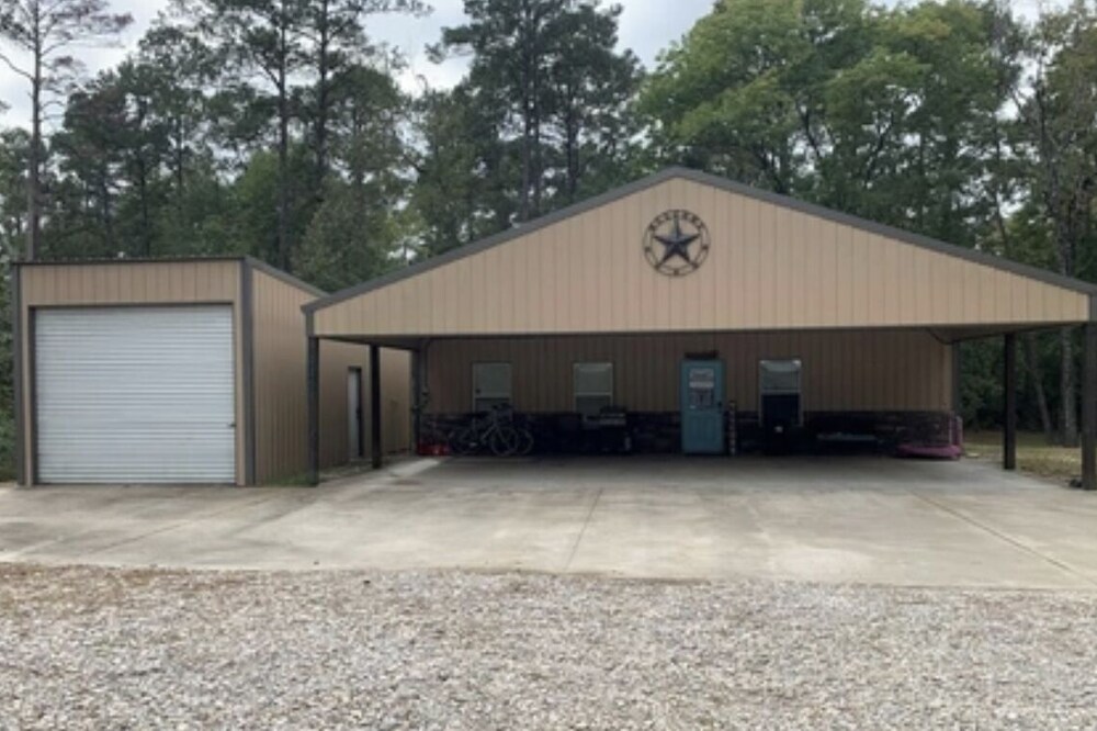 3 bd barndo w/ RV hookup in heart of Rayburn Country
