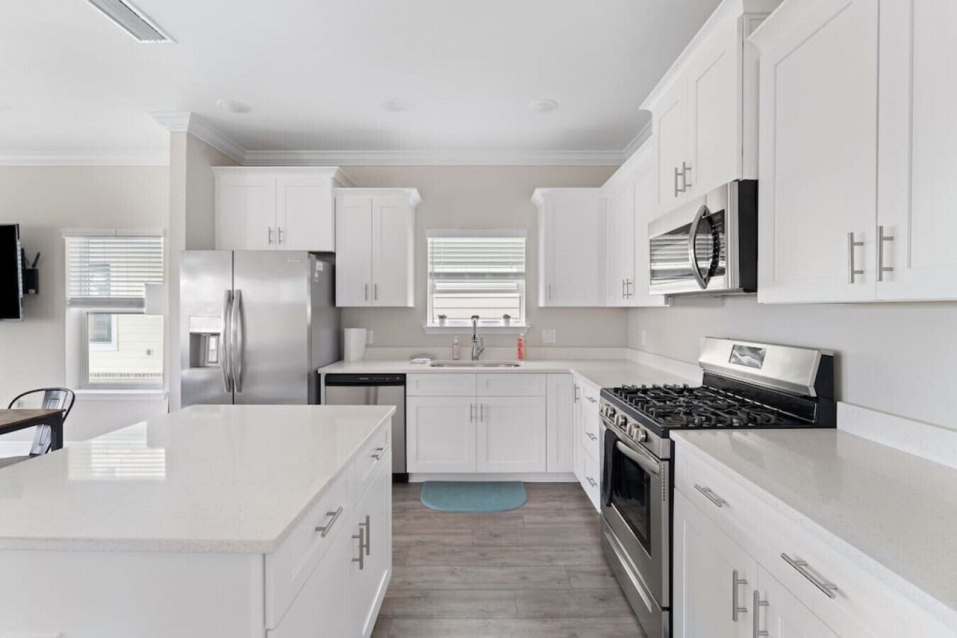 Jääkaappi, mikroaaltouuni, uuni, liesi