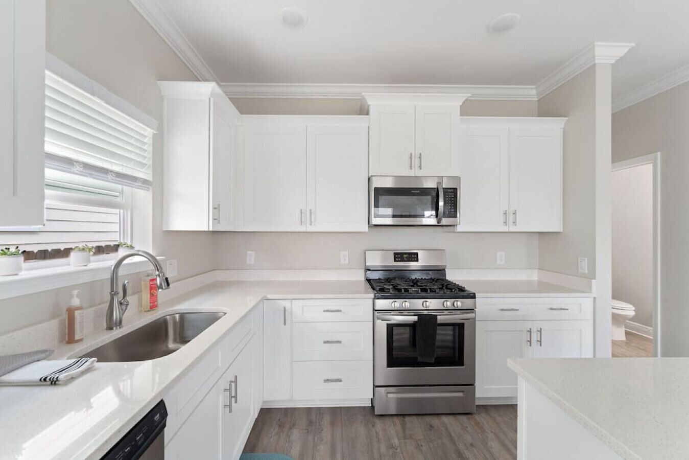 Køleskab, mikrobølgeovn, ovn, kogeplade