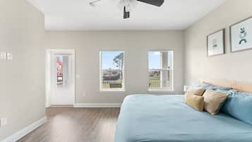 3 dormitorios, tabla de planchar con plancha, cuna de viaje