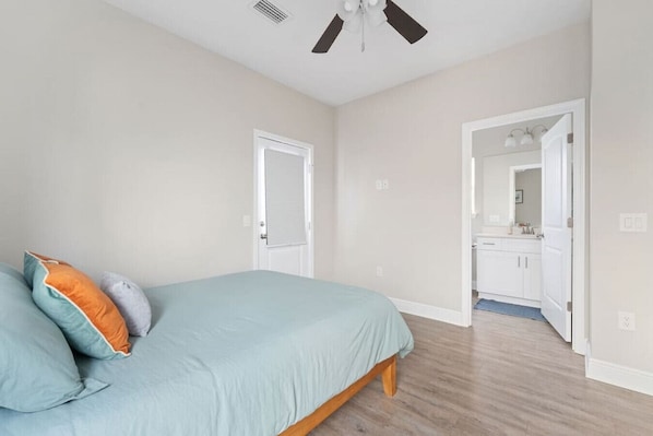 3 habitaciones, tabla de planchar con plancha y cuna de viaje