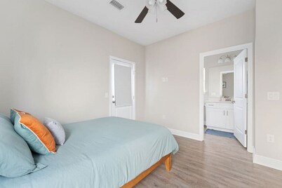 Downtown home + bay views + seafood market