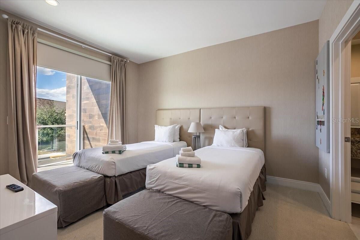 Lake view townhouse in Magic Village! 10 Mins to theme parks