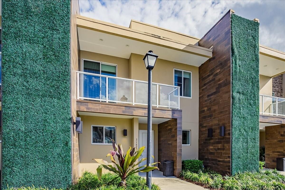 Lake view townhouse in Magic Village! 10 Mins to theme parks