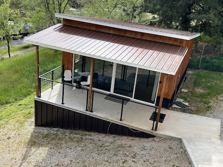 Exterior. Hilltop riverview bunkhouse