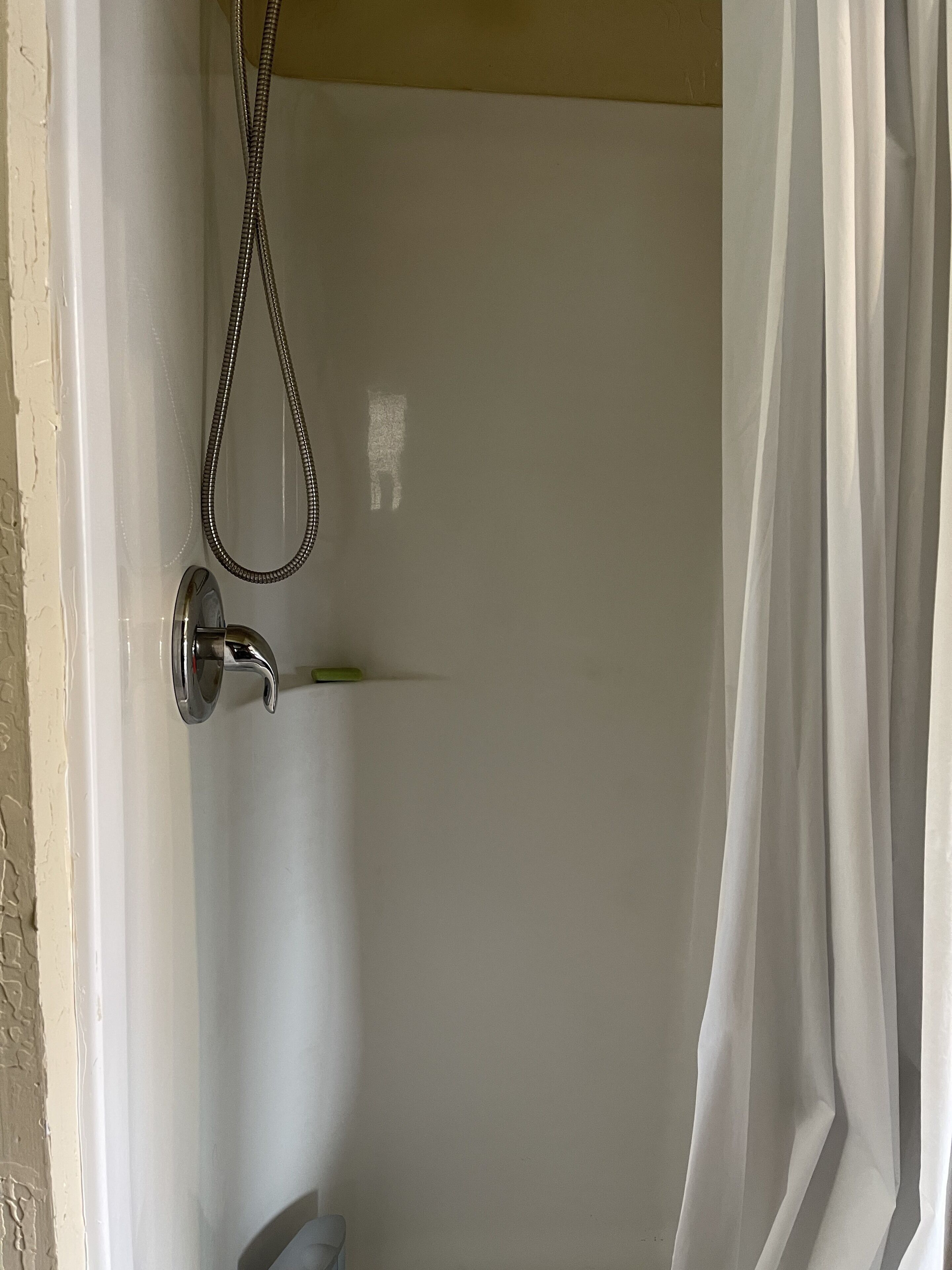 Douche, serviettes fournies, shampoing, papier toilette