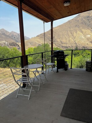 Outdoor dining - Hilltop riverview bunkhouse (Riggins)