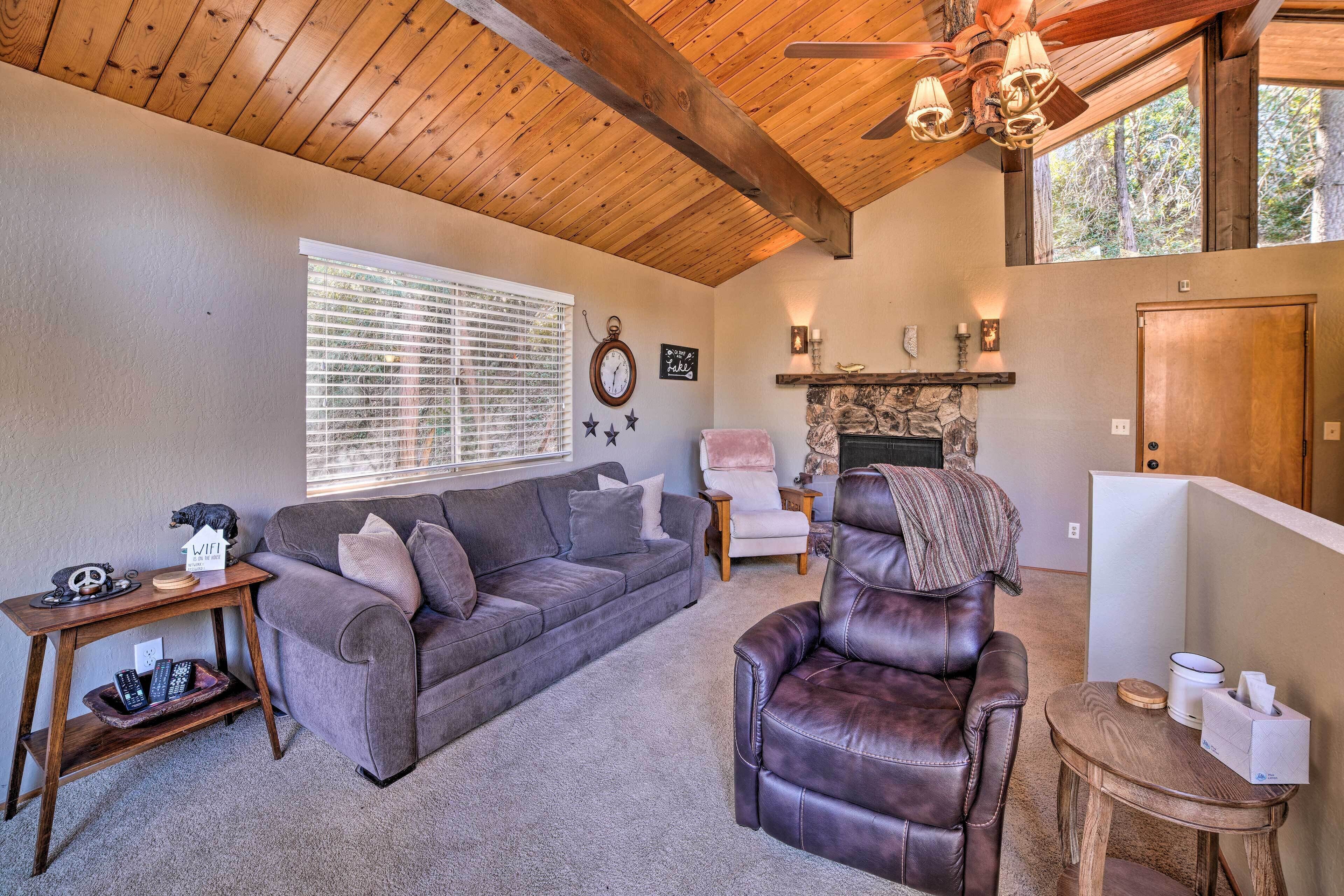 Crestline Cabin w/ Deck: Lakes, Hiking & More