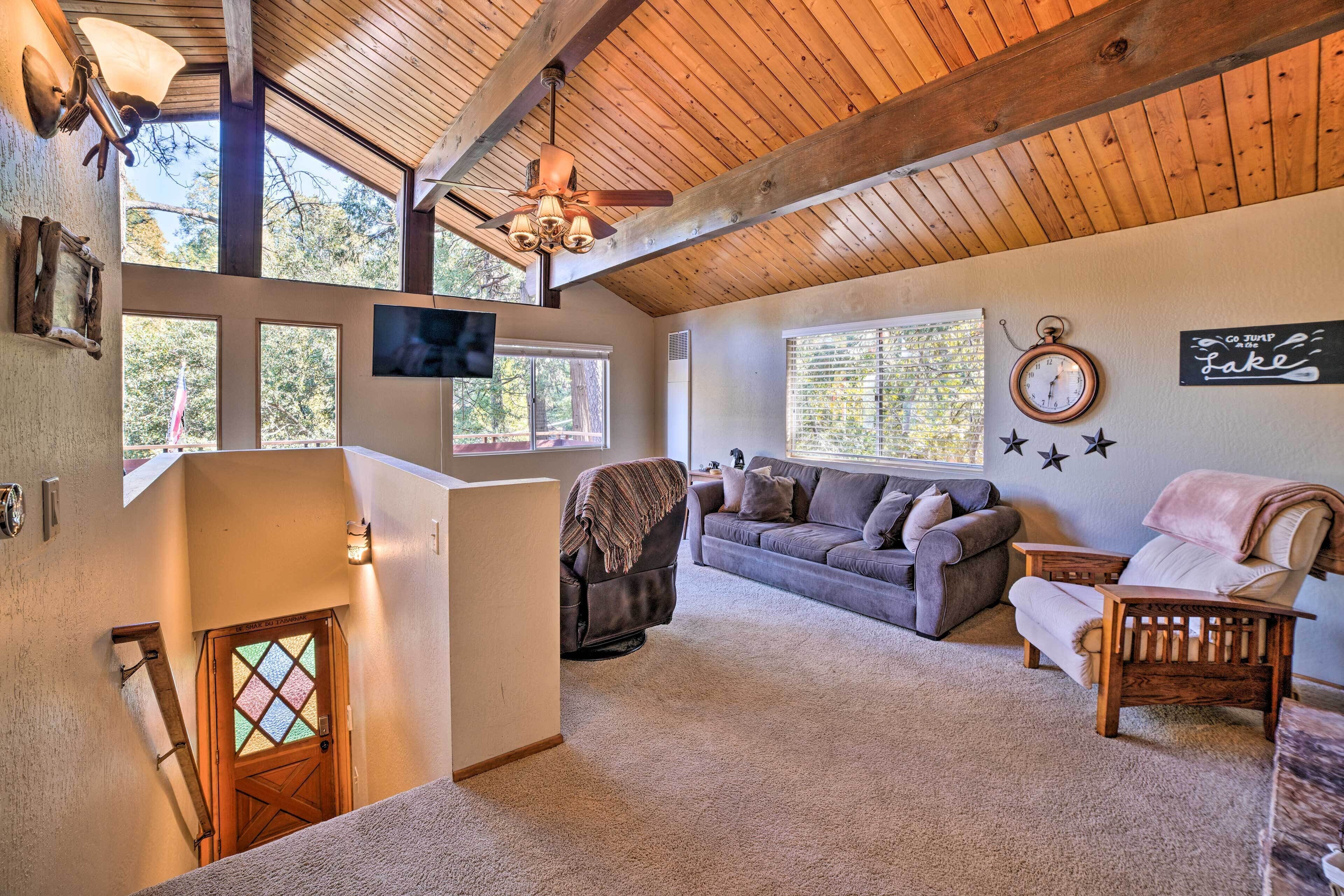 Crestline Cabin w/ Deck: Lakes, Hiking & More